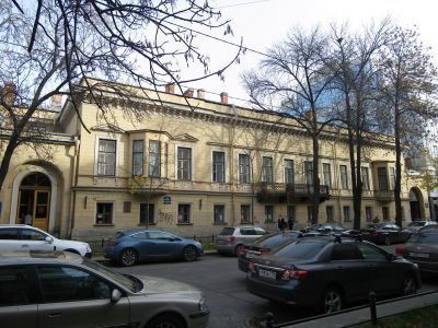 Дом жилой с флигелем и службами