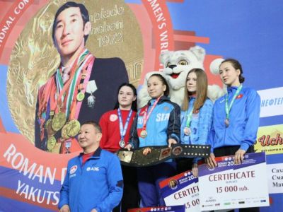 Якутянка Евгения Огородникова сегодня сразится на первенстве Европы по женской борьбе