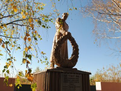 Братская могила советских воинов, погибших в боях с фашистскими захватчиками в 1943 году. Захоронено 46 человек, установлены имена  15 человек. Скульптура советского воина