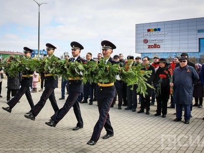 В Парке Победы Якутска возложили цветы в память о воинах-якутянах