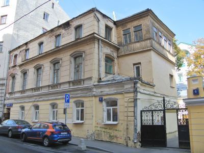 Главный дом, 1860 г. Здесь с 1860 по 1892 год располагался знаменитый в Москве театр П.Ф.Секретарева ("Секретаревка"), на сцене которого выступал К.С.Алексеев (Станиславский)