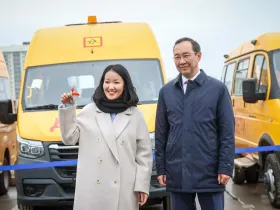 Айсен Николаев передал школам и колледжам Якутии ключи от 27 новых автобусов