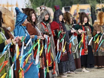 Фоторепортаж: амгинские мастера воссоздали одежду и украшения народа саха  XVII-XX веков