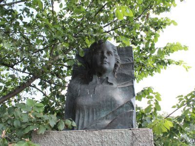 Памятник партизанке Вале Дикановой на месте, где она была злодейски убита немецко-фашистскими захватчиками