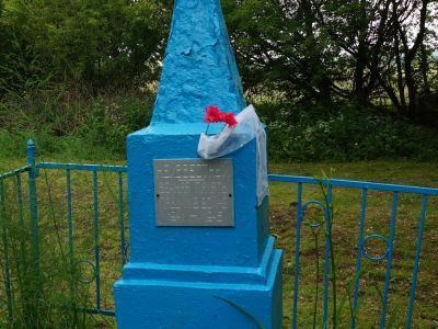 Братская могила советских воинов, погибших в боях с немецко-фашистскими захватчиками