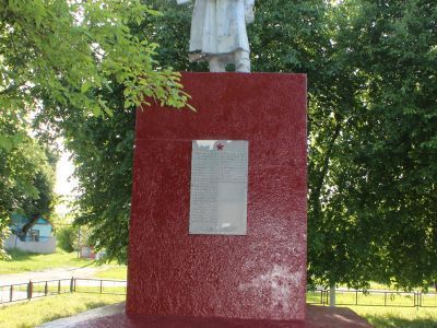 Братская могила советских воинов, погибших в боях с фашистскими захватчиками в 1943 году. Захоронено 13 человек, имена 3 человек установлены. Скульптура советского воина