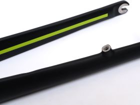 Жесткая карбоновая вилка Format 5343 1-1/8-1.5 28" (черный матовый / зеленый 183 мм эксцентрик 9 мм шток 1 1/8"-1.5" (28.6 мм - 38.1 мм), карбон для дисковых тормозов)