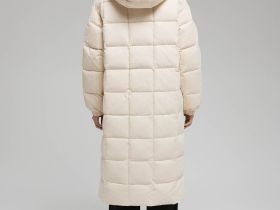 Пуховое пальто с капюшоном