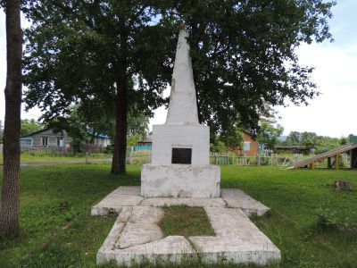 Могила лейтенанта Синеева и рядового Баранова