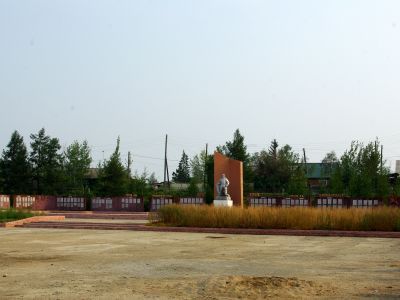 Памятник воинам-землякам, погибшим в годы Великой Отечественной войны (1941–1945). Автор Н.Д. Амыдаев, железобетон, 1966 г.