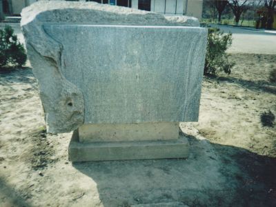 Памятник в честь основания г. Нефтекумска (камень с указом)