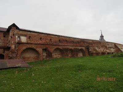 Прясло крепостной стены Успенского монастыря между Черной или Малой Мереженной и Грановитой башнями