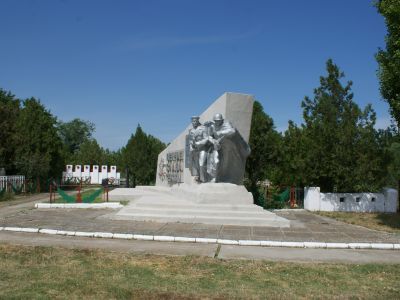 Братская могила советских воинов