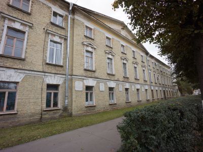 Здание Сиротского института, в котором родился и жил основоположник русской шахматной школы Чигорин Михаил Иванович, преподавал педагог Ушинский Константин Дмитриевич и воспитывался электротехник Доливо-Добровольский Михаил Осипович