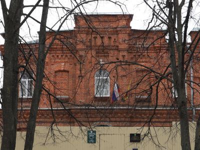 Каменное двухэтажное здание бывшей тюрьмы