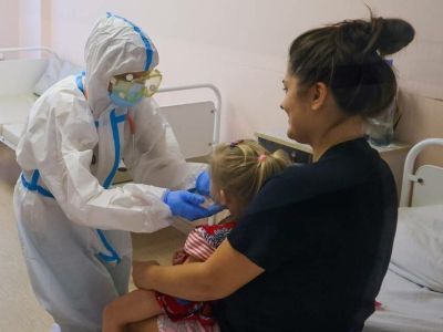 Роспотребнадзор: Омикрон-штамм особенно опасен для детей от 2 до 5 лет