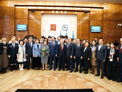 Государственные награды вручил в День Конституции РФ глава Якутии