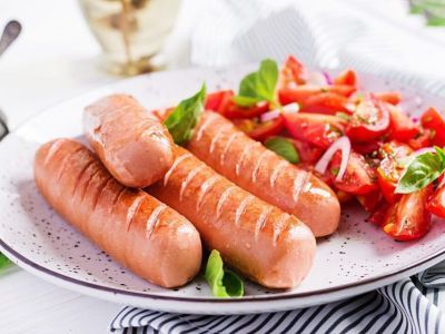 Врач-гастроэнтеролог рассказала о вреде сосисок и других продуктов