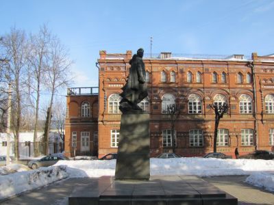 Памятник Герою Советского Союза партизану комсомольцу Владимиру Куриленко