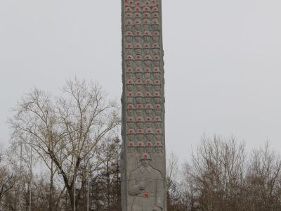 Место формирования в 1939, 1941 гг. 119/17 Гвардейской дивизии, в первые годы войны отправившейся на фронт. Установлена стела