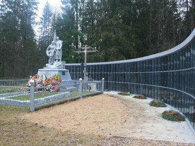 Братская могила 1693 воинов Советской армии, погибших в 1941-1943 гг. в боях с немецко-фашистскими захватчиками. Установлена скульптура