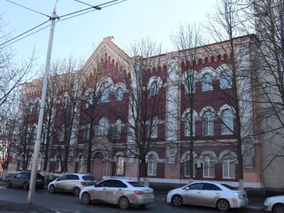 Здание, в котором размещалась духовная семинария. Эклектика