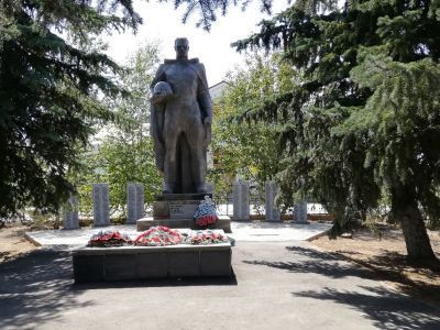 Братская могила советских воинов, погибших в период Сталинградской битвы