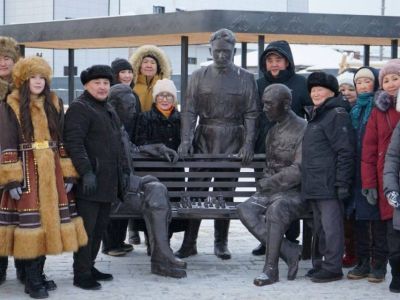 Памятник Исидору Барахову поставили в новом сквере в Верхневилюйске