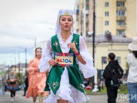 Сотни якутян в национальной одежде пробежали на марафоне Олонхо