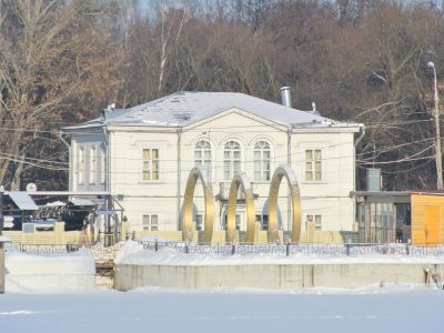 Домик на плотине