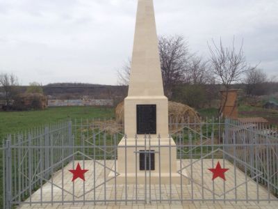 Братская могила 11 советских воинов