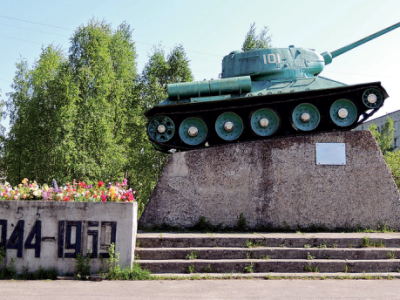 Памятник боевой славы - танк Т-34, установленный в честь 25-летия освобождения Медвежьегорска от фашистских захватчиков