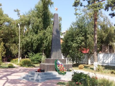 Стела в честь учителей и учащихся, погибших в годы Великой Отечественной войны