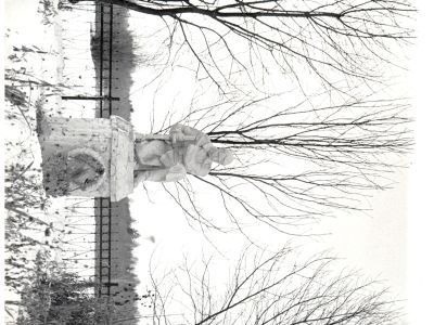 Воинское кладбище, на нём 4 братских и 23 индивидуальных могилы