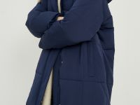 Утепленное пальто с капюшоном и воротником-стойкой