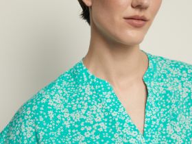 Блузка с коротким рукавом и цветочным принтом