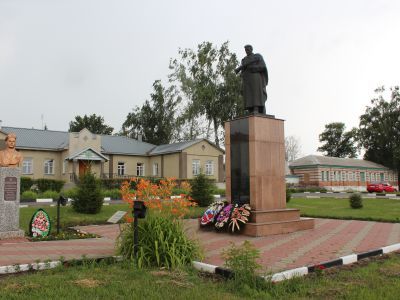 Братская могила советских воинов, погибших в боях с фашистскими захватчиками в 1943 году. Захоронено 50 человек, имена установлены. Скульптура советского воина