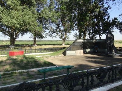 Братская могила 470 мирных советских граждан, расстрелянных в 1942 - 1943 гг.