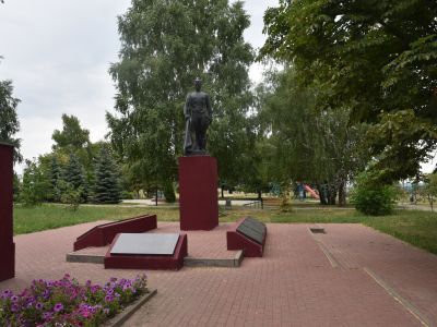 Братская могила советских воинов, погибших в боях с фашистскими захватчиками в 1941-1943 годах. Захоронено 189 человек, имена установлены. Скульптура советского воина