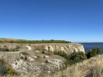 Утес Степана Разина. По преданию, на вершине утеса стоял шатер вождя крестьянского восстания