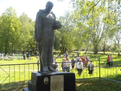 Братская могила 12 советских воинов, погибших в 1943 г. в боях с немецко-фашистскими захватчиками