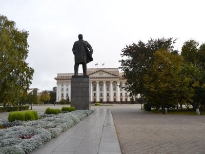 Памятник В.И. Ленину (открыт 27.10.79)