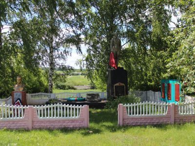 Братская могила советских воинов, погибших в боях с фашистскими захватчиками в 1943 году. Захоронено 9 человек, имена установлены. Скульптура советского воина