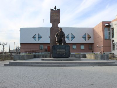 Памятник, посвященный Платону Алексеевичу Ойунскому - основоположнику якутской литературы, видному общественному и государственному деятелю