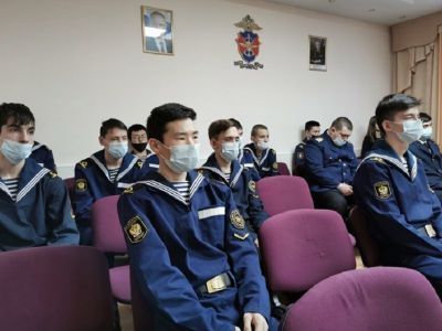 Курсантам лётного и речного училищ Якутии рассказали о работе службы экономической безопасности