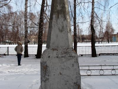 Братская могила 9-ти матросов-балтийцев и начальника сельской почты А.И. Глухова, убитых кулаками в 1918 г.