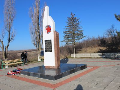 Памятное место, где 24 августа 1943 года совершил подвиг и погиб Герой Советского Союза, воин 89-й стрелковой дивизии С.С. Аракелян