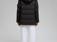 Пуховик с капюшоном и опушкой из натурального меха