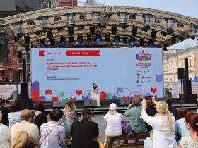 В Москве проходит XI Книжный фестиваль "Красная площадь"