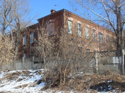 Военный госпиталь, при строительстве которого была обнаружена палеолетическая стоянка. Здесь работала Р.М. Глохман, большевики С. Лебедев, С. Блюменфельд. В ВОВ находился госпиталь